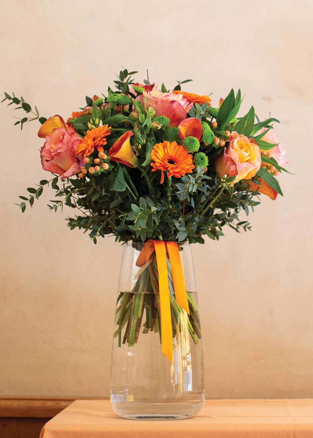bouquet dynamique aux couleurs vives oranger
